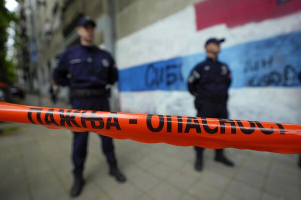 Сотрудники полиции рядом со средней школы в центре Белграда, где произошла стрельба. - Sputnik Азербайджан