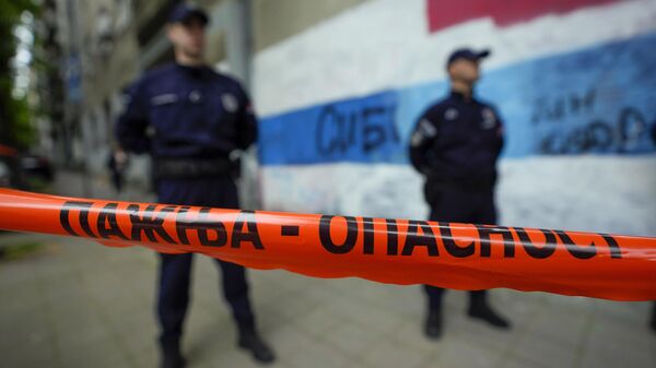 Сотрудники полиции рядом со средней школы в центре Белграда, где произошла стрельба - Sputnik Азербайджан