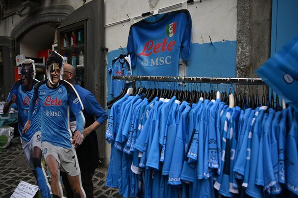 Продавец продает футболки «Наполи» в центре Неаполя. - Sputnik Азербайджан