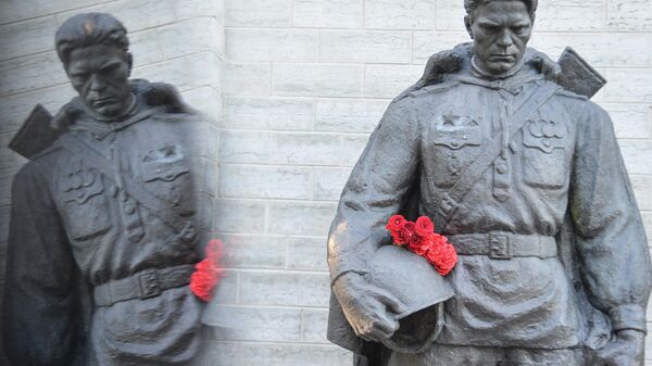 Монумент Павшим во Второй мировой войне на Военном кладбище в Таллине. - Sputnik Азербайджан