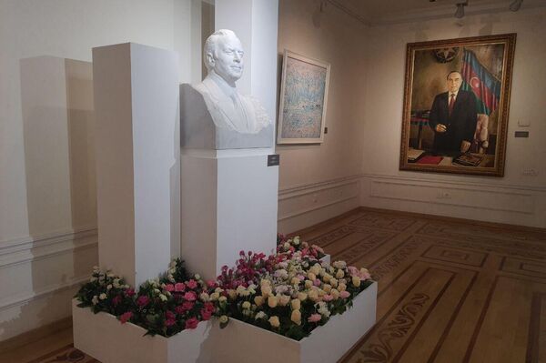 Выставка «Гейдар Алиев 100 – Любимые произведения», посвящённая 100-летию со дня рождения великого Гейдара Алиева - Sputnik Азербайджан