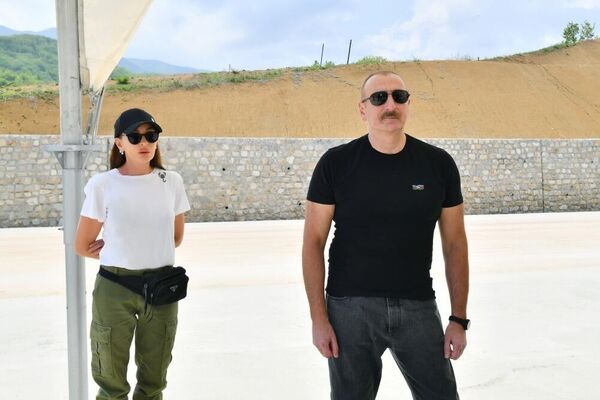 Президент Ильхам Алиев и Первая леди Мехрибан Алиева в Шуше - Sputnik Азербайджан
