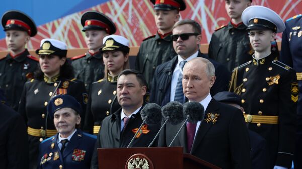 Президент РФ Владимир Путин выступает на параде в Москве, посвященном 78-й годовщине Победы в Великой Отечественной войне - Sputnik Азербайджан