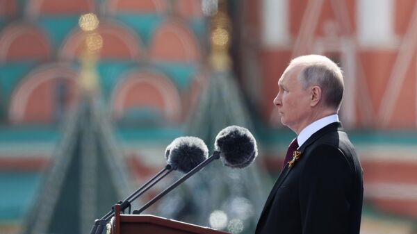 Президент РФ Владимир Путин выступает на параде в Москве, посвященном 78-й годовщине Победы в Великой Отечественной войне. - Sputnik Азербайджан