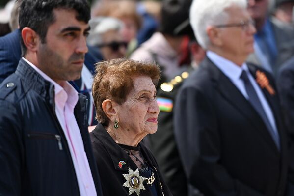 В Баку в День Победы представители общественности, ветераны и дипломаты посетили мемориальный комплекс Братские могилы - Sputnik Азербайджан