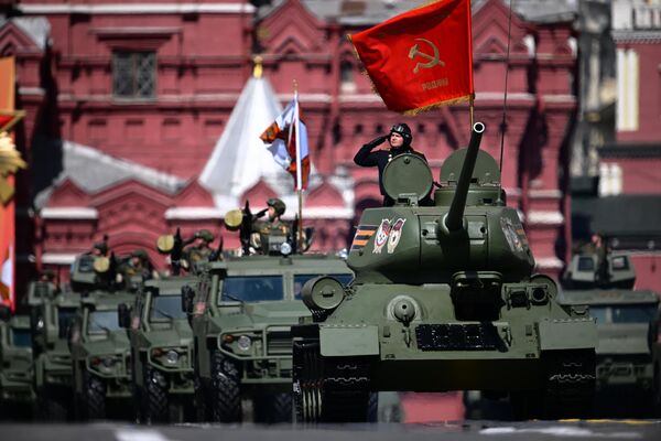 Танк Т-34 на военном параде, посвящённом 78-й годовщине Победы в Великой Отечественной войне, на Красной площади в Москве - Sputnik Азербайджан