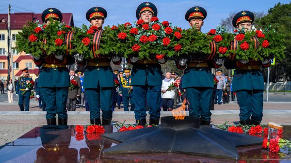 Военнослужащие на церемонии возложения венков к Вечному огню в Южно-Сахалинске - Sputnik Азербайджан