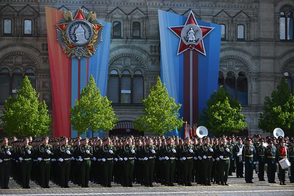 Военнослужащие парадных расчетов перед началом парада в Москве - Sputnik Азербайджан