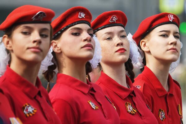 Парадный расчет общественного патриотического движения Юнармия во время военного парада, посвященного 78-й годовщине Победы в Великой Отечественной войне, в Новосибирске - Sputnik Азербайджан