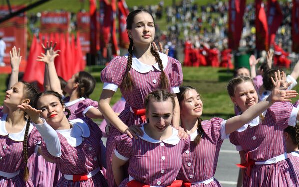 Выступление творческих коллективов на военном параде, посвященном 78-й годовщине Победы в Великой Отечественной войне, на площади Тысячелетия в Казани - Sputnik Азербайджан