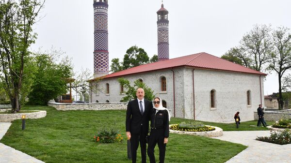 Ильхам и Мехрибан Алиевы приняли участие в открытии мечетей в Шуше - Sputnik Азербайджан