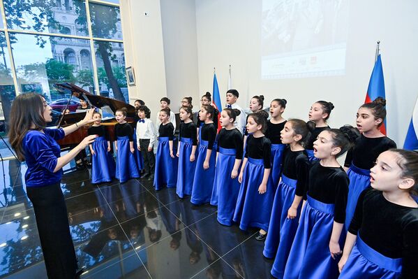 Фотовыставка Sputnik Азербайджан &quot;Гейдар Алиев: с открытым сердцем к стране и миру&quot;. - Sputnik Азербайджан