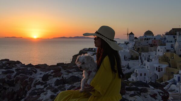 Женщина с собакой на острове Санторини в Греции - Sputnik Азербайджан