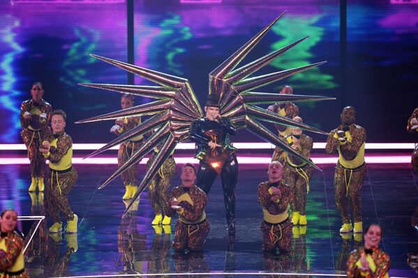 Нета Барзилай выступает во время финала «Евровидение-2023» на M&amp;S Bank Arena в Ливерпуле. - Sputnik Азербайджан