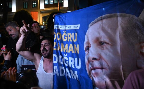 Плакат с изображением президента Турции Реджепа Тайипа Эрдогана в Стамбуле. - Sputnik Азербайджан
