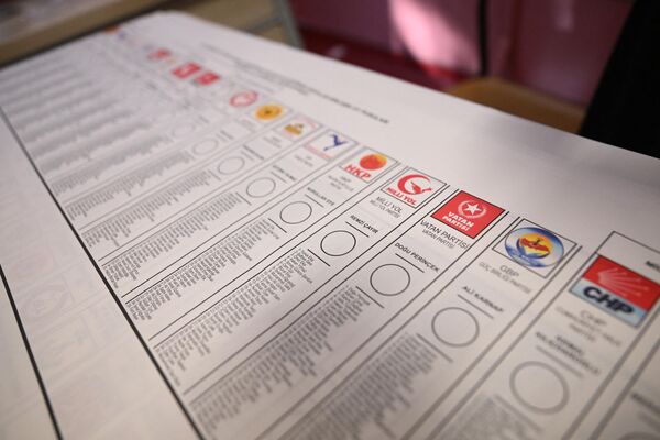 Бюллетени на избирательном участке в Стамбуле. - Sputnik Азербайджан