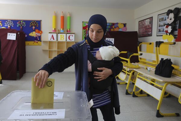 Женщина голосует на всеобщих выборах в Анкаре. - Sputnik Азербайджан