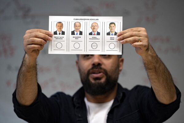 Бюллетени на избирательном участке в Стамбуле. - Sputnik Азербайджан