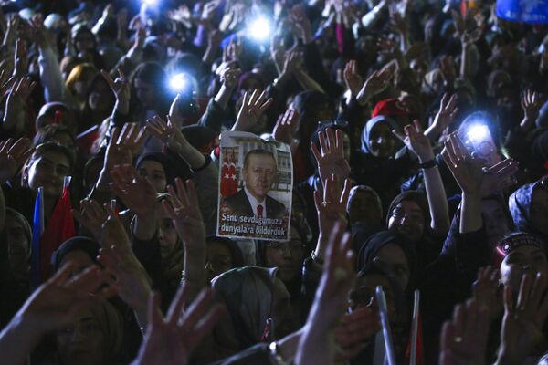 Сторонники Эрдогана аплодируют в штаб-квартире партии в Анкаре. - Sputnik Азербайджан
