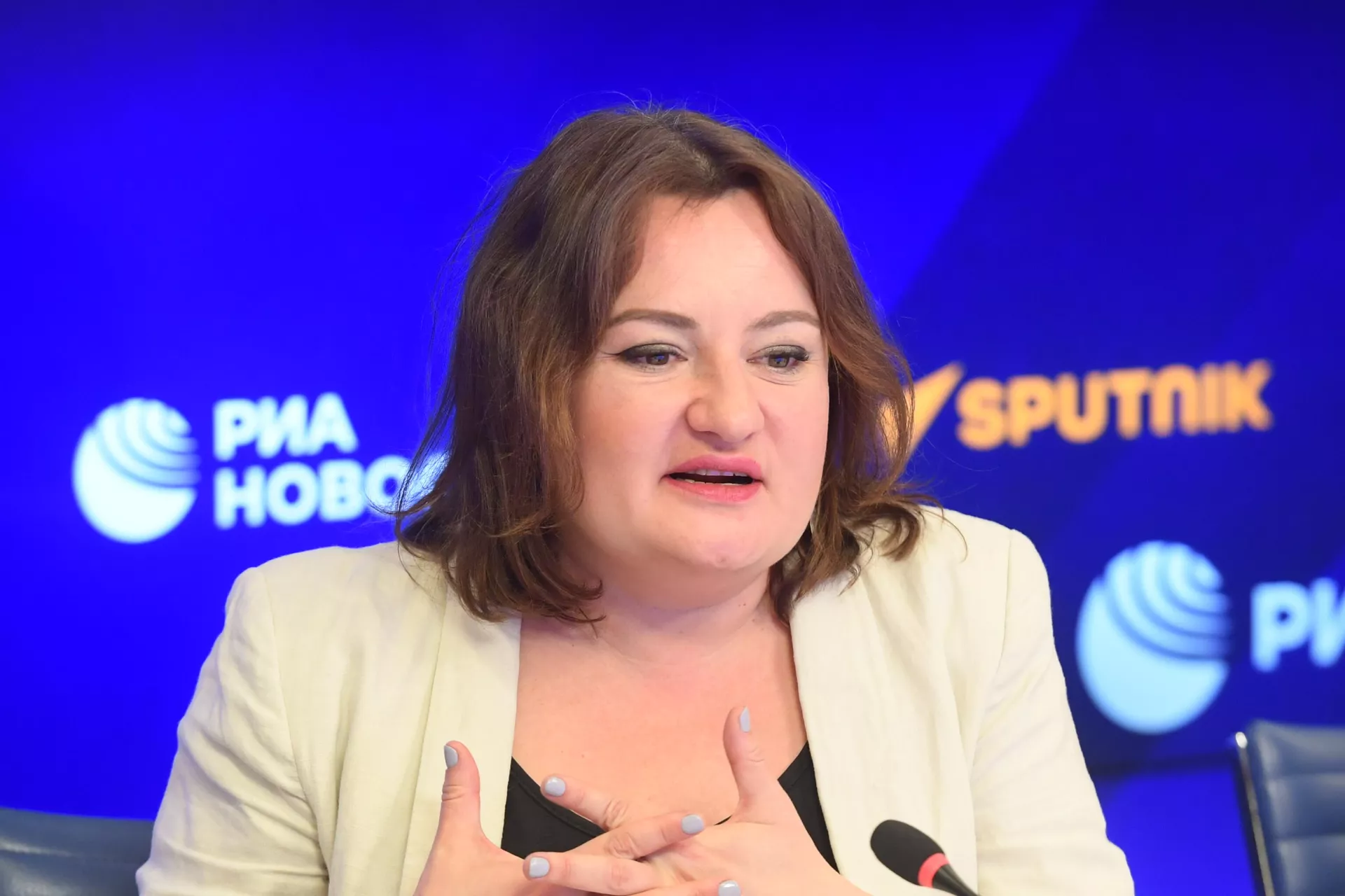 Презентация сборника «ПоэZия русского лета» в Международном мультимедийном пресс-центре медиагруппы «Россия сегодня» Презентация сборника «ПоэZия русского лета» в Международном мультимедийном пресс-центре медиагруппы «Россия сегодня» - Sputnik Азербайджан, 1920, 16.05.2023