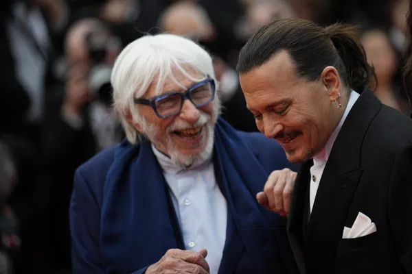 Pyer Rişar və Conni Depp 76-cı Kann Film Festivalının açılış mərasimində. Pyer Rişar və Conni Depp 76-cı Kann Film Festivalının açılış mərasimində. - Sputnik Azərbaycan