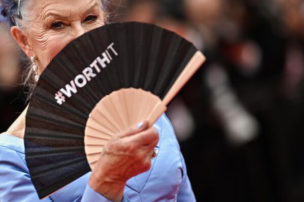 Британская актриса Хелен Миррен на церемонии открытия 76-го международного Каннского кинофестиваля. - Sputnik Азербайджан