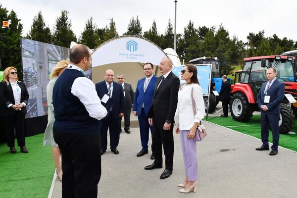 Президент Ильхам Алиев и первая леди Мехрибан Алиева ознакомились с XVI выставкой Caspian Agro и XXVIII выставкой InterFood Azerbaijan - Sputnik Азербайджан