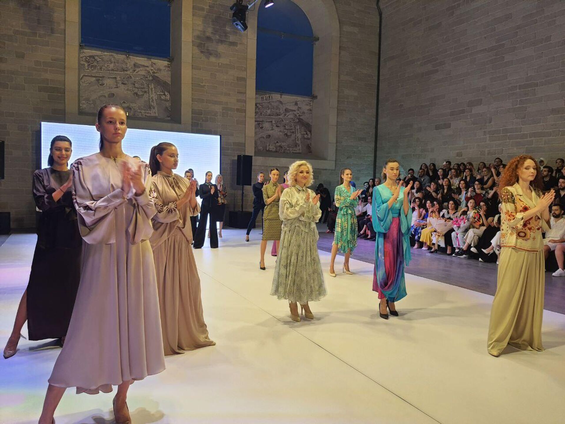 14-й сезон  Azerbaijan Fashion Week  - Sputnik Азербайджан, 1920, 22.05.2023