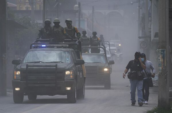Мексиканская армия патрулирует улицы после извержения вулкана Попокатепетль в Мексике. - Sputnik Азербайджан