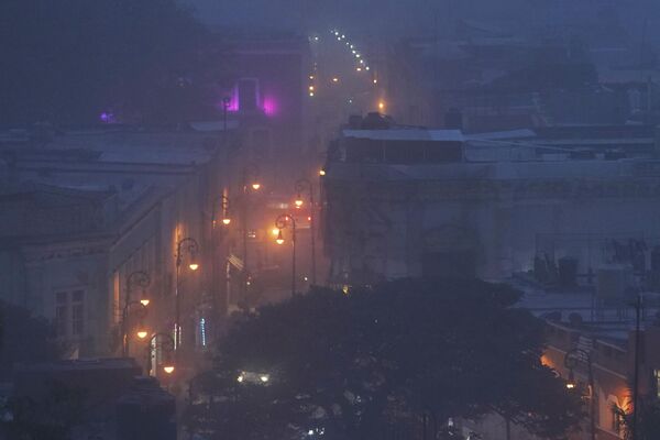 Вулканический пепел над городом Атлиско, Мексика. - Sputnik Азербайджан