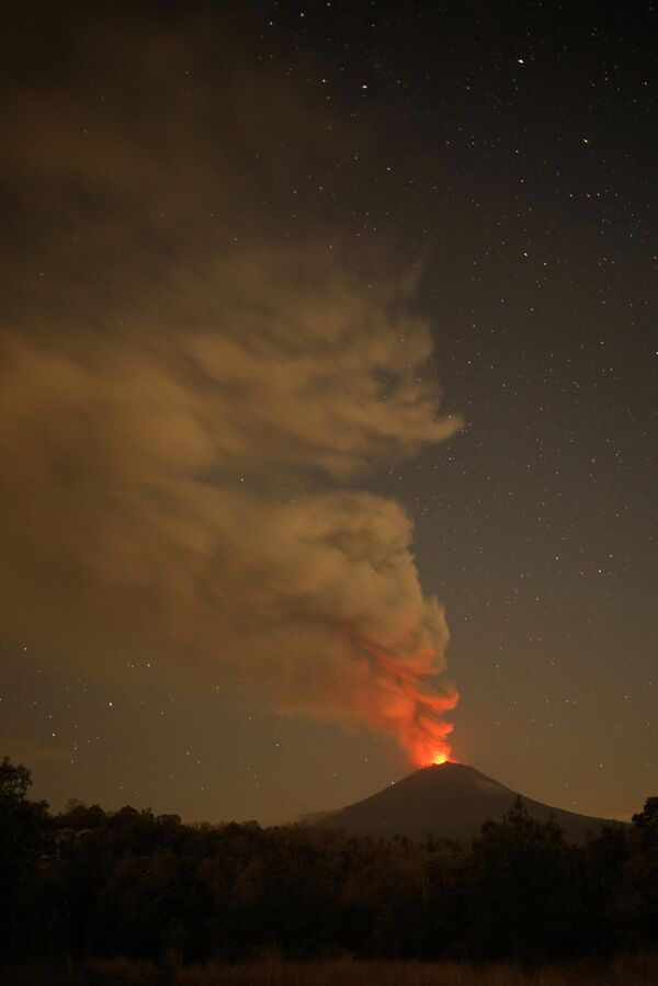 Извержение вулкана Попокатепетль в Мексике. - Sputnik Азербайджан