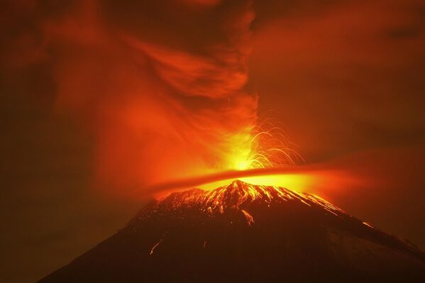 Извержение вулкана Попокатепетль в Мексике. - Sputnik Азербайджан