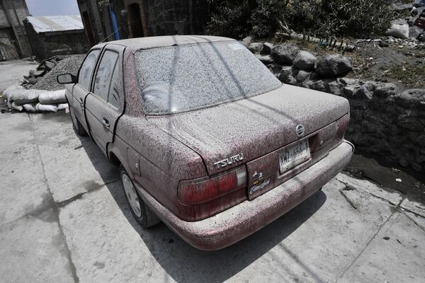Автомобиль, покрытый пеплом после извержения вулкана Попокатепетль в деревне Сантьяго-Халицинтла, Мексика. - Sputnik Азербайджан