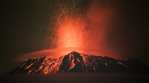 Извержение вулкана, фото из архива - Sputnik Азербайджан