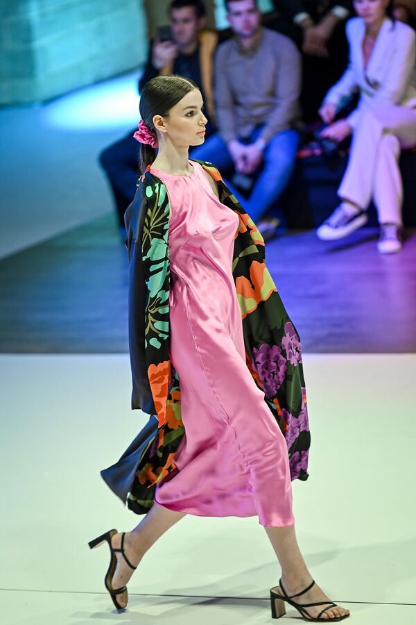 Модель во время показа коллекций на Azerbaijan Fashion Week. - Sputnik Азербайджан