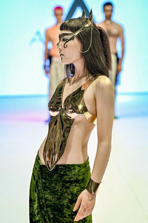 Model “Azerbaijan Fashion Week” kolleksiyasının nümayişi zamanı. - Sputnik Azərbaycan