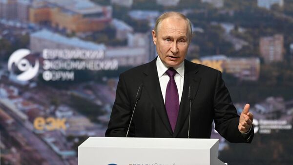 Президент РФ В. Путин принял участие в пленарном заседании ЕЭФ - Sputnik Азербайджан
