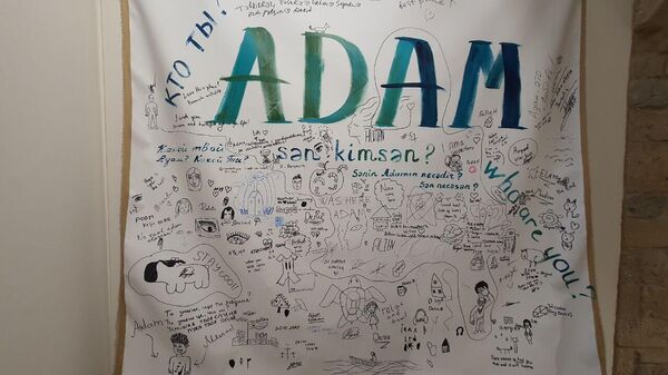 Выставка шести молодых современных художников под названием «Адам» в галерее Zaman Art Gallery  - Sputnik Азербайджан