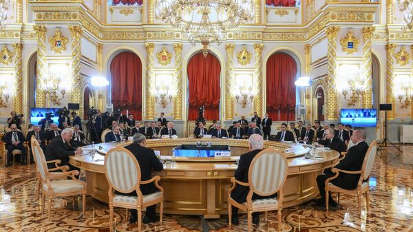 Президент РФ Владимир Путин проводит заседание высшего Евразийского экономического совета (ВЕЭС) в расширенном составе в Москве. - Sputnik Азербайджан