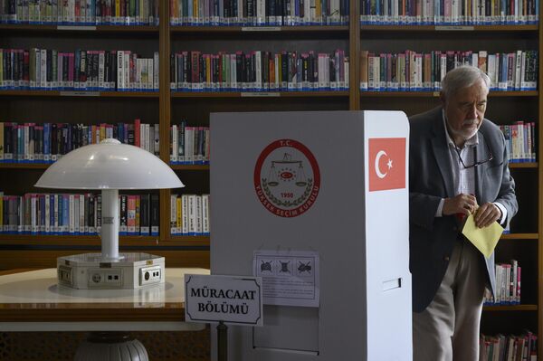 Türk tarixçisi, professor İlber Ortaylı İstanbulda kitabxanada səs verir. - Sputnik Azərbaycan
