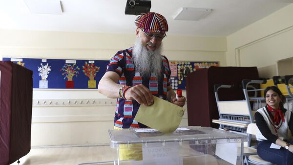 Мужчина голосует на избирательном участке в Анкаре. - Sputnik Азербайджан