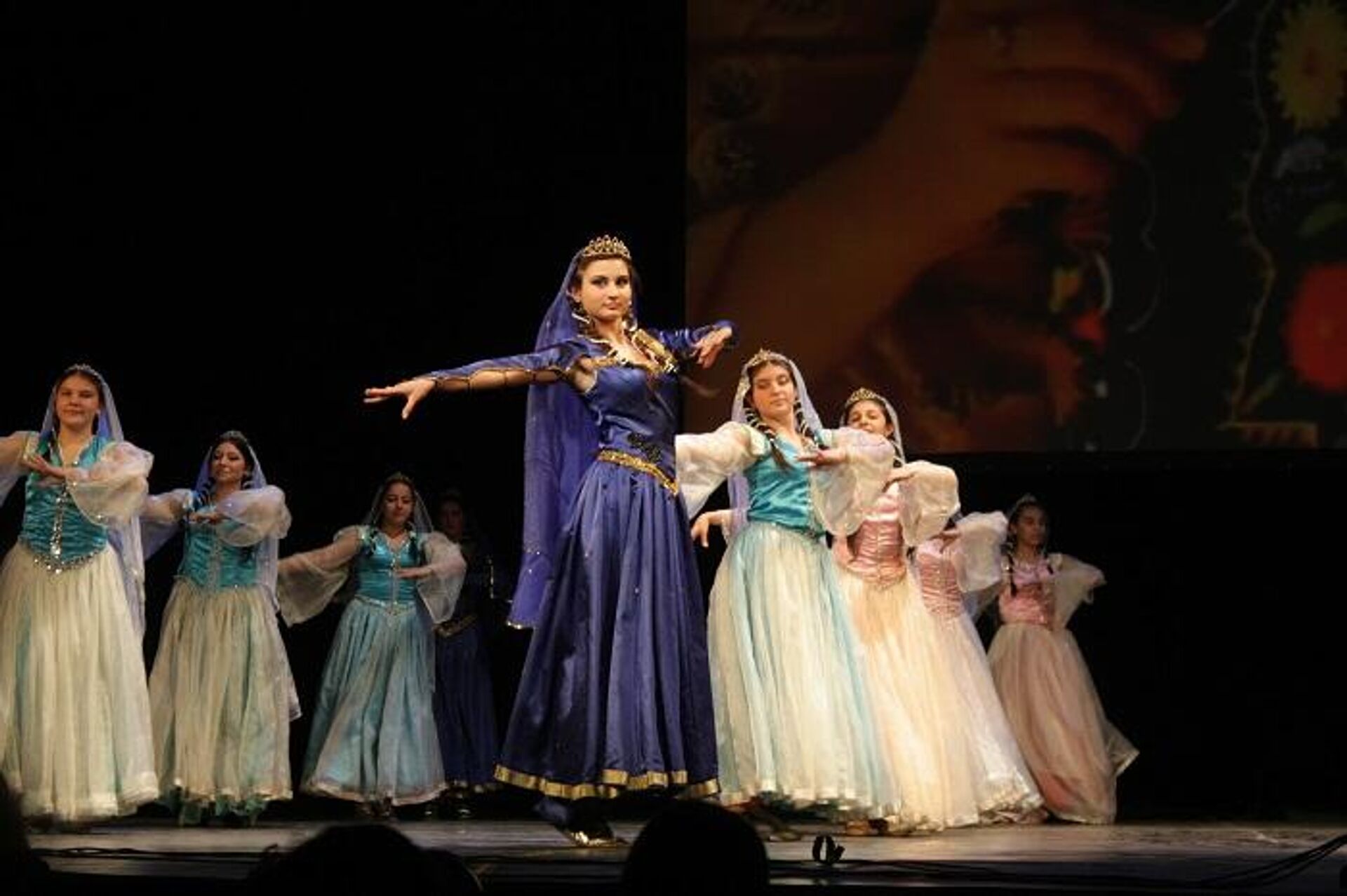 Ансамбль азербайджанского народного танца «Чинар»
 - Sputnik Azərbaycan, 1920, 29.05.2023