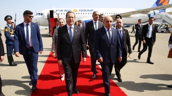 Президент Израиля Ицхак Герцог прибыл с официальным визитом в Азербайджан - Sputnik Азербайджан