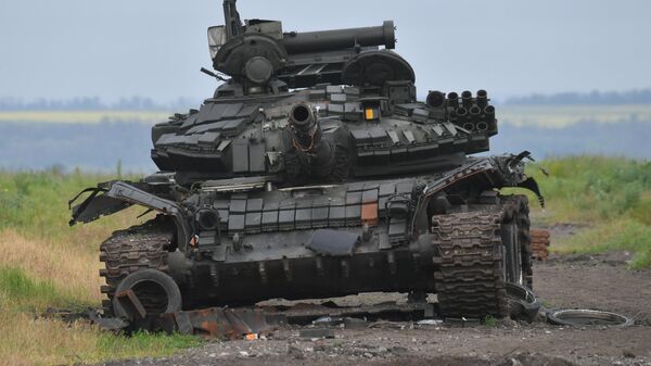 Ukrayna ordusunun məhv ediulmiş tankı, arxiv şəkli - Sputnik Azərbaycan
