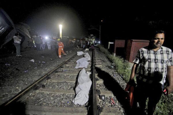 Столкновения трех поездов в индийском штате Одиша. - Sputnik Азербайджан