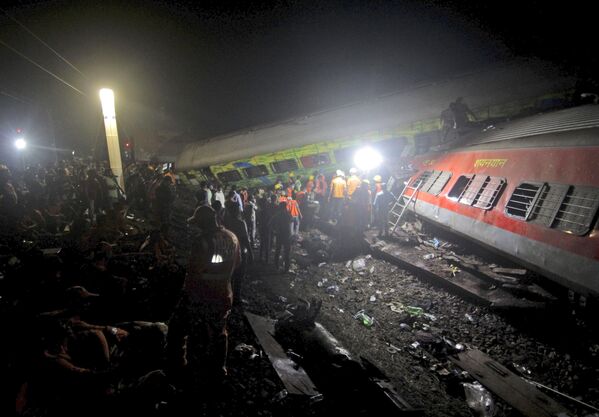 Столкновения трех поездов в индийском штате Одиша. - Sputnik Азербайджан