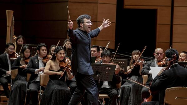 Azərbaycanlı dirijor Əyyub Quliyevin dirijorluğu ilə Royal Bangkok Symphony Orchestranın (Kral Simfonik Orkestri) konserti - Sputnik Azərbaycan