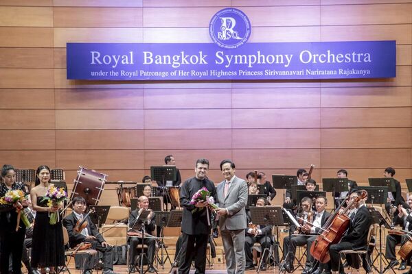 Концерт Королевского симфонического оркестра Таиланда под управлением заслуженного артиста Азербайджана Эйюба Гулиева - Sputnik Азербайджан