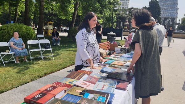 Открытие второго Фестиваля литературы и книги тюркского мира в парке перед Национальной академией наук - Sputnik Азербайджан