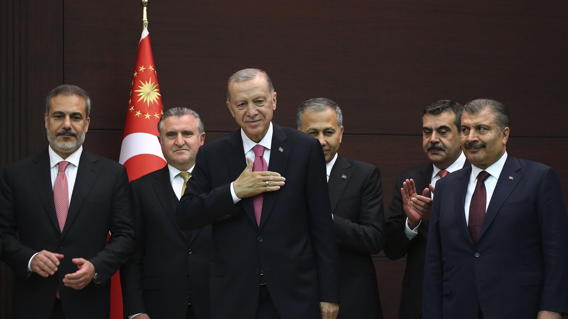 Президент Турции Реджеп Тайип Эрдоган (в центре) стоит с новыми членами кабинета министров во время церемонии инаугурации  в Анкаре - Sputnik Азербайджан, 1920, 06.06.2023